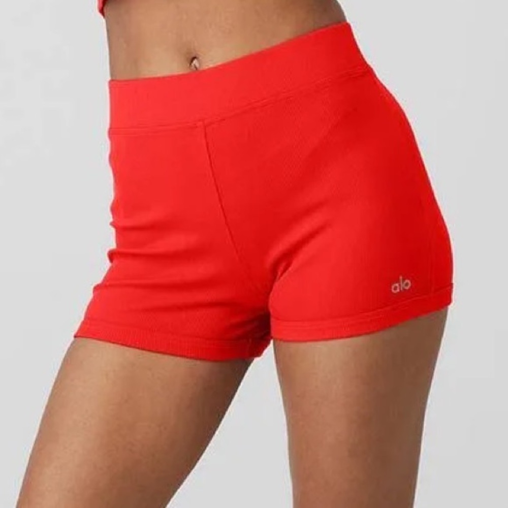 NWOT - Alo Yoga Goddess Ribbed Short in Red Hot Summer / XS